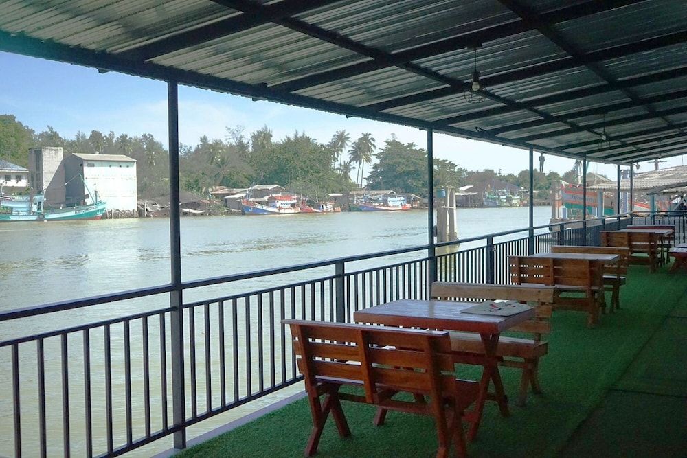 Chaiyai River Front Hotel Deluxe Double Room 6