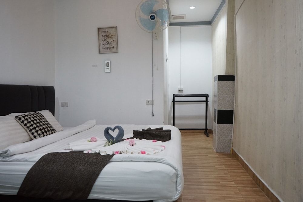 Chaiyai River Front Hotel Deluxe Double Room 4