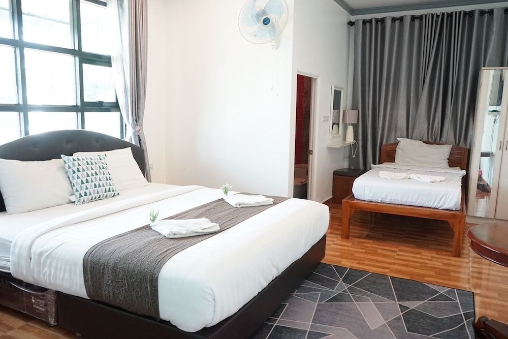 Chaiyai River Front Hotel Deluxe Triple Room 7