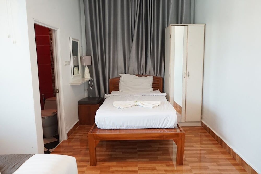 Chaiyai River Front Hotel Deluxe Triple Room 5