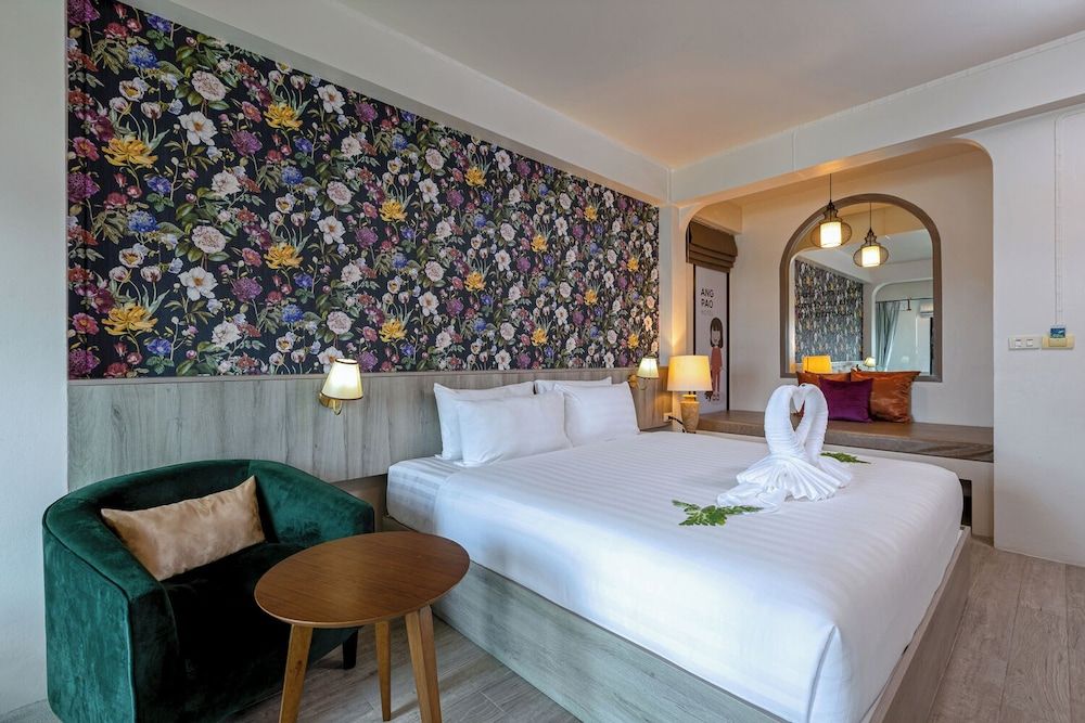 ANGPAO HOTEL Romantic Room, 1 King Bed, Bathtub, Tower, Nature View 2