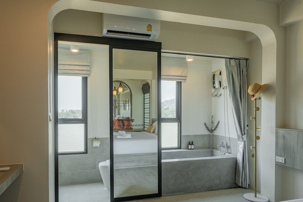 ANGPAO HOTEL Romantic Room, 1 King Bed, Bathtub, Tower, Nature View 11