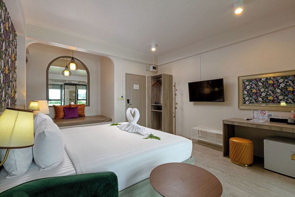 ANGPAO HOTEL Romantic Room, 1 King Bed, Bathtub, Tower, Nature View 5