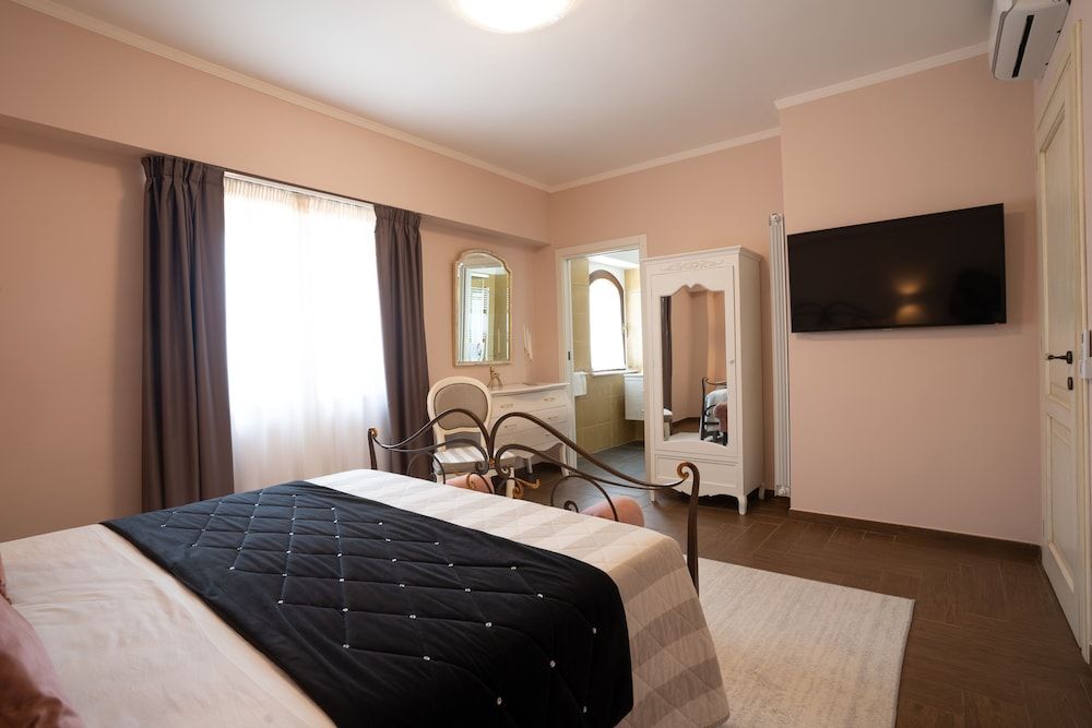 Il Castellaccio Deluxe Room, 1 Double Bed 3