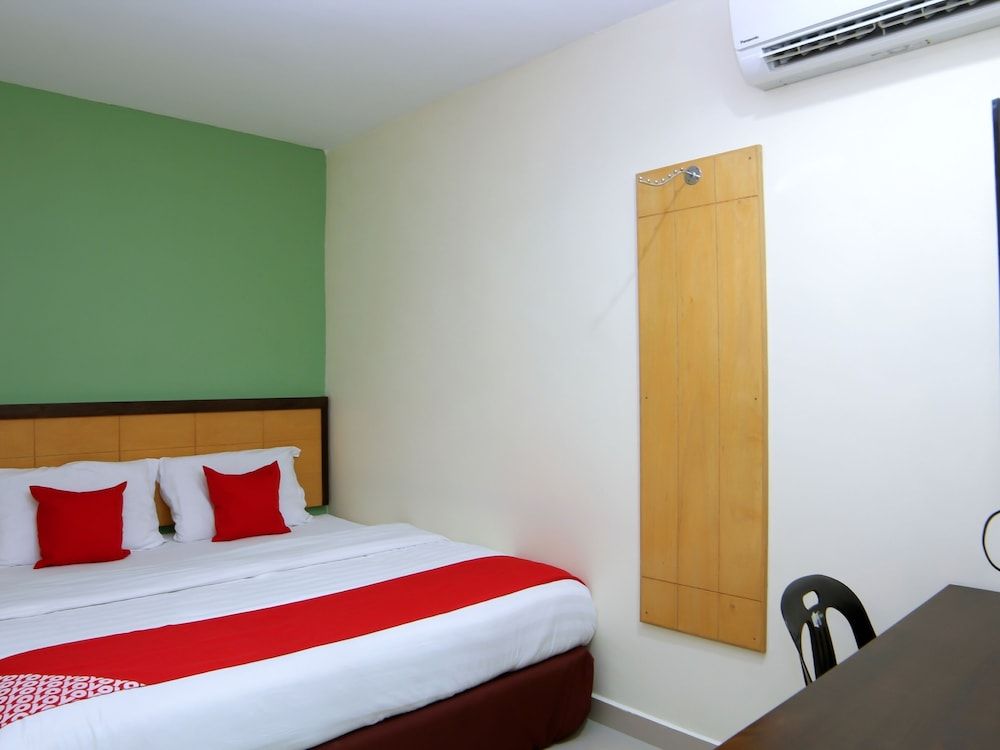 OYO 44054 Holiday Mansion Inn Standard Double Room, 1 Queen Bed