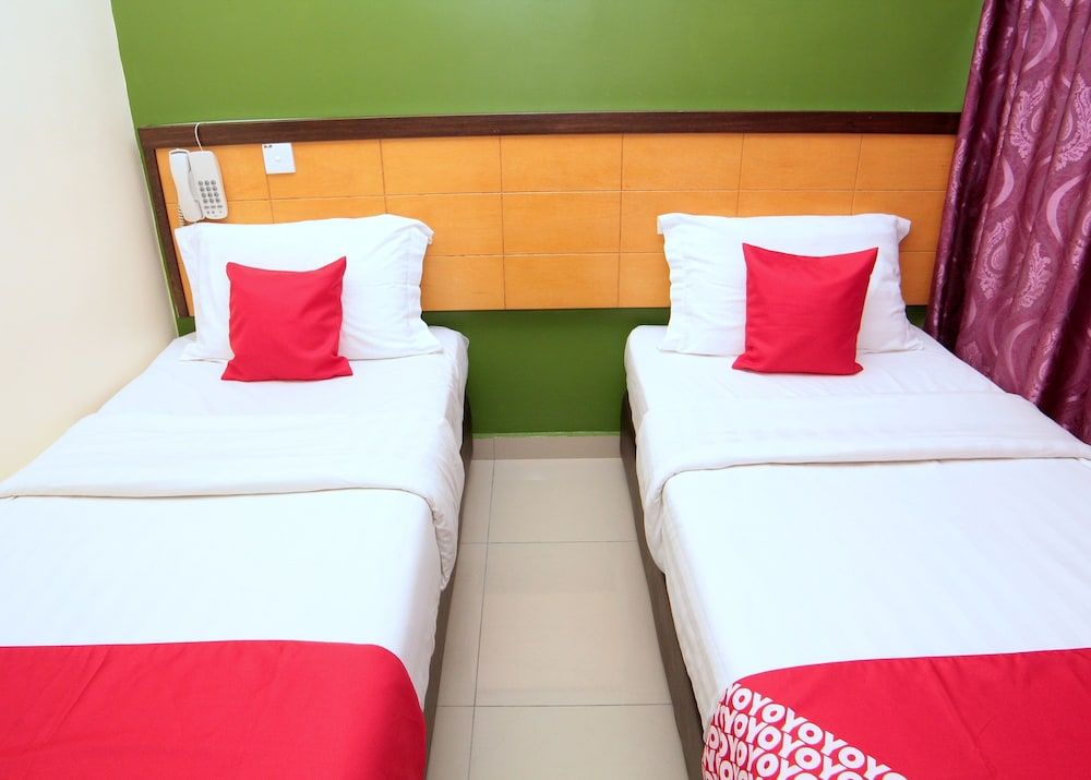 OYO 44054 Holiday Mansion Inn Deluxe Twin Room 3