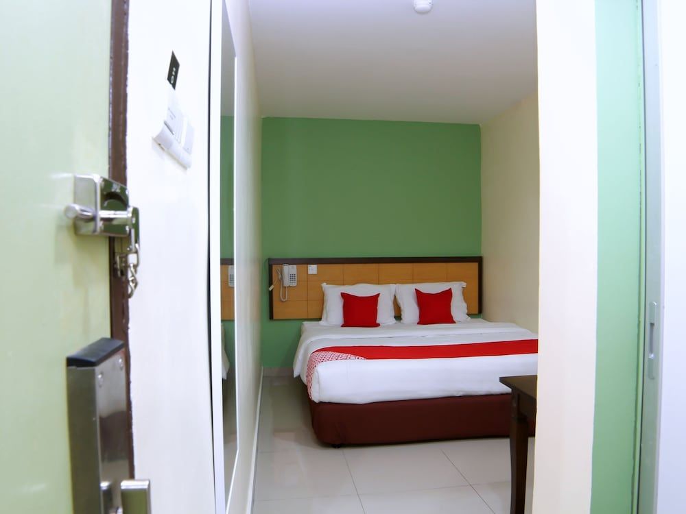 OYO 44054 Holiday Mansion Inn Standard Double Room, 1 Queen Bed 3