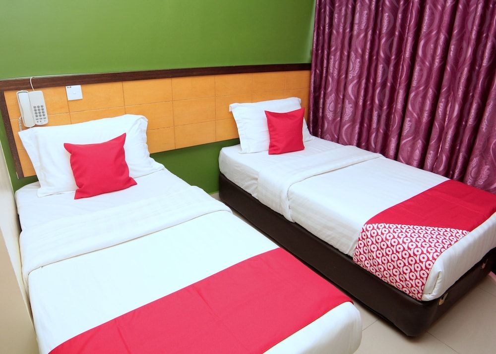 OYO 44054 Holiday Mansion Inn Deluxe Twin Room 2