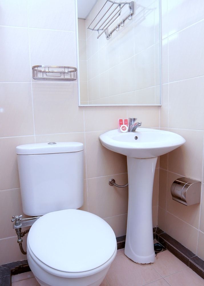 OYO 44054 Holiday Mansion Inn Deluxe Twin Room 4