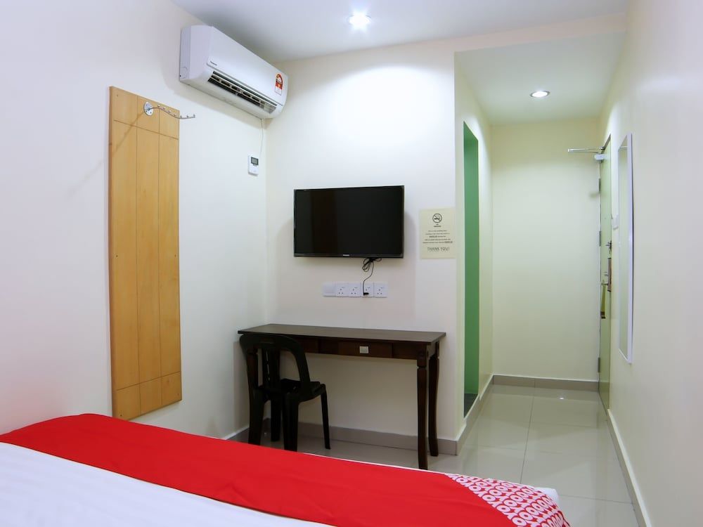 OYO 44054 Holiday Mansion Inn Standard Double Room, 1 Queen Bed 2