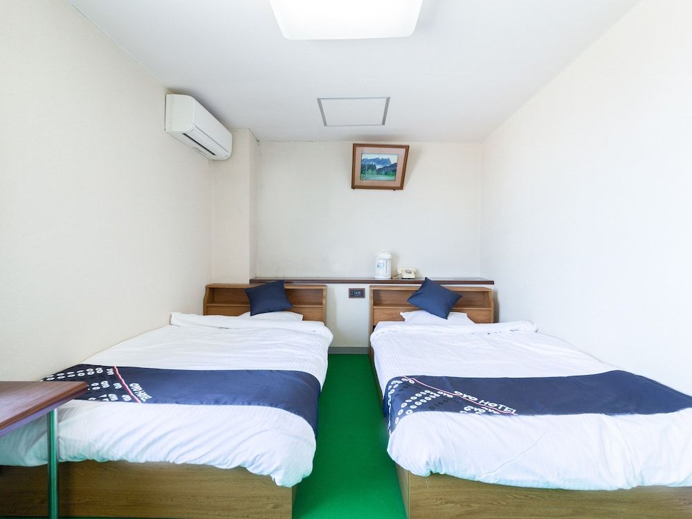 Twin Room, Smoking