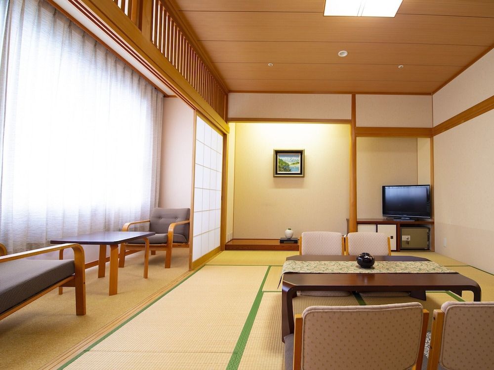 Chres Traditional Room, 5 Bedrooms, Smoking 2