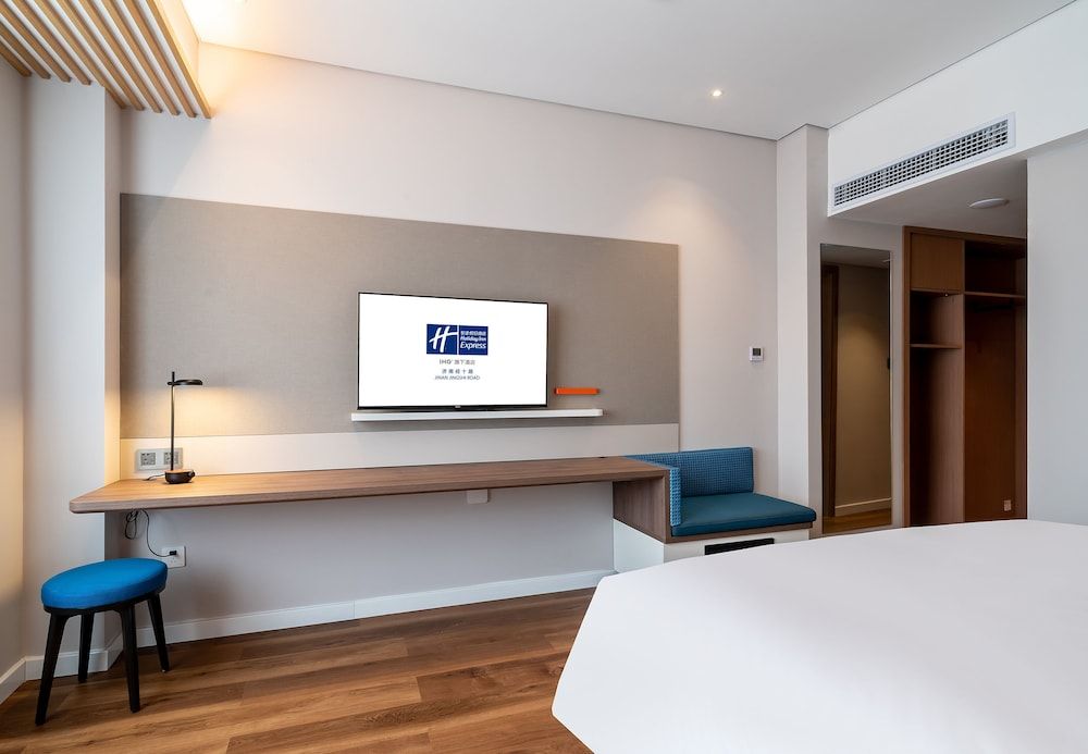 Holiday Inn Express Jinan Jingshi by IHG Standard Room, 1 King Bed 2