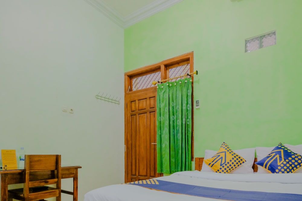 Super OYO 1759 Family Residence Double Room 3