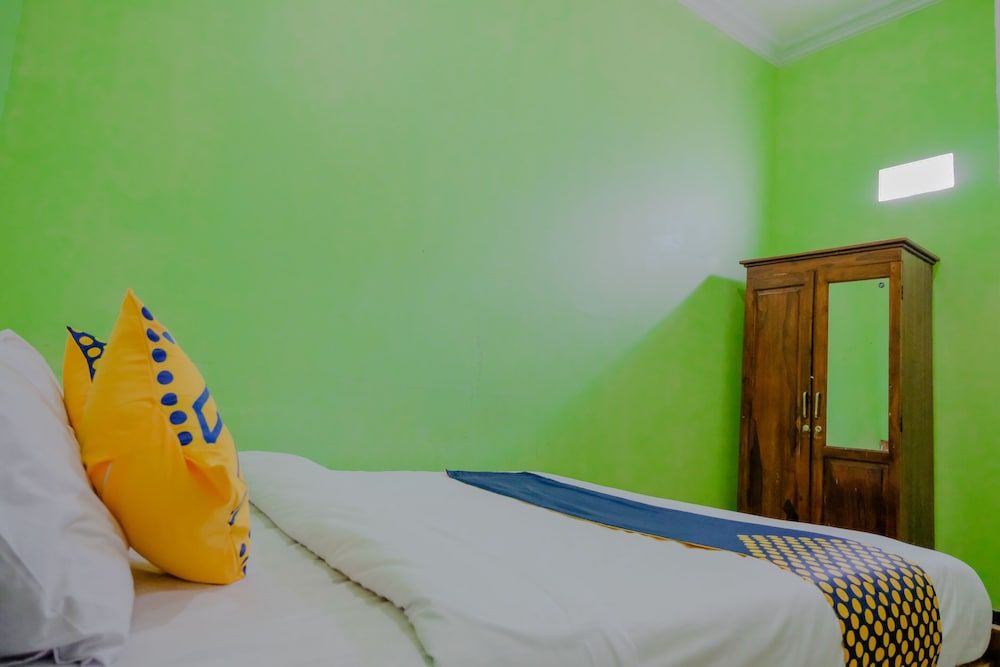 Super OYO 1759 Family Residence Double Room 8