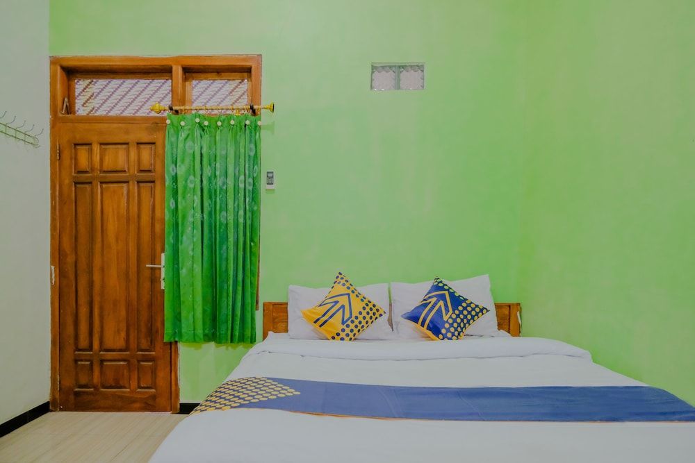 Super OYO 1759 Family Residence