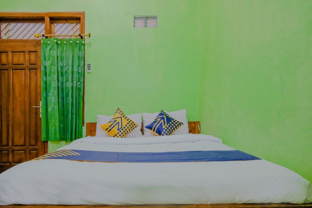 Super OYO 1759 Family Residence Double Room 5