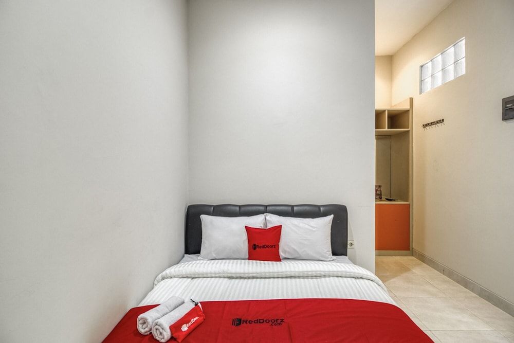 Double Room (RedDoorz)