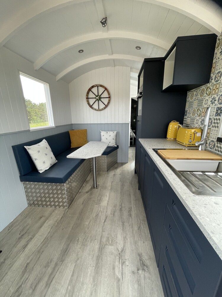 Cabin, Ensuite (The Shepherd's Hut + Hot tub)