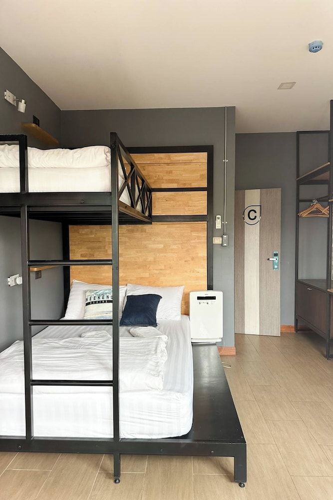Ray Coffee Bar & Hostel - Adults Only Triple Room (Bunk Bed) 10