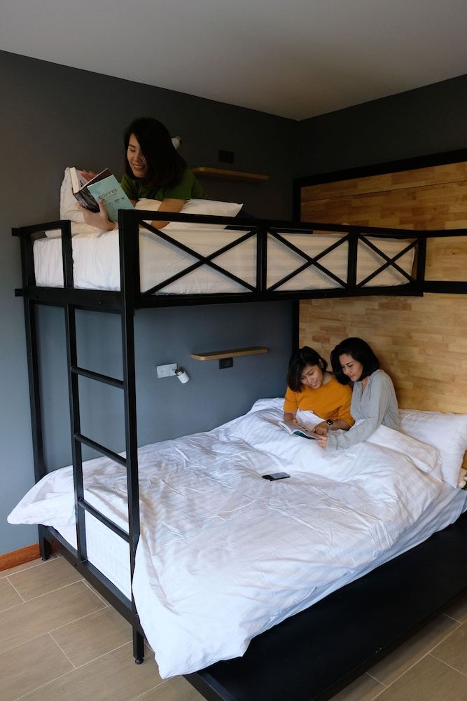 Ray Coffee Bar & Hostel - Adults Only Triple Room (Bunk Bed) 5