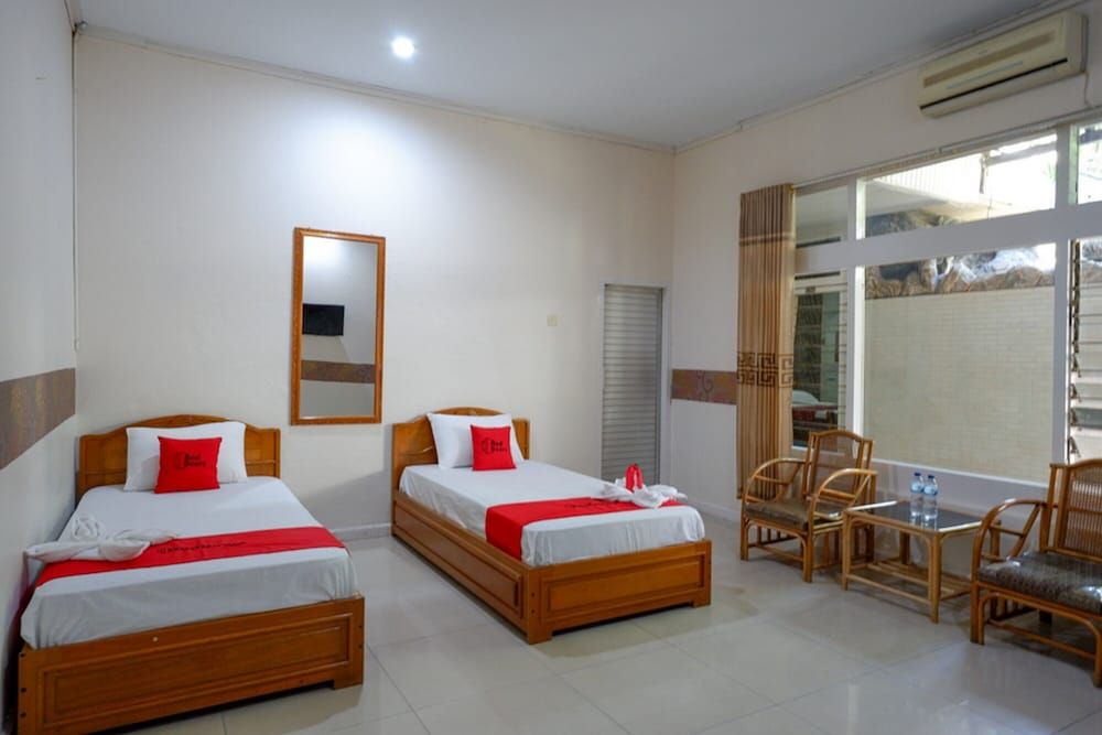 Premium Twin Room (RedDoorz)