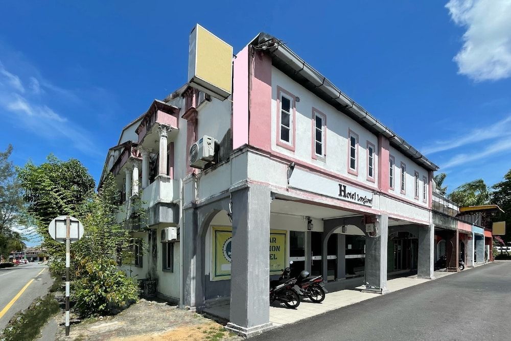 undefined OYO 90324 Muar Station Hotel 5