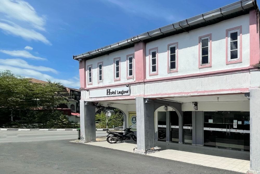 undefined OYO 90324 Muar Station Hotel 6