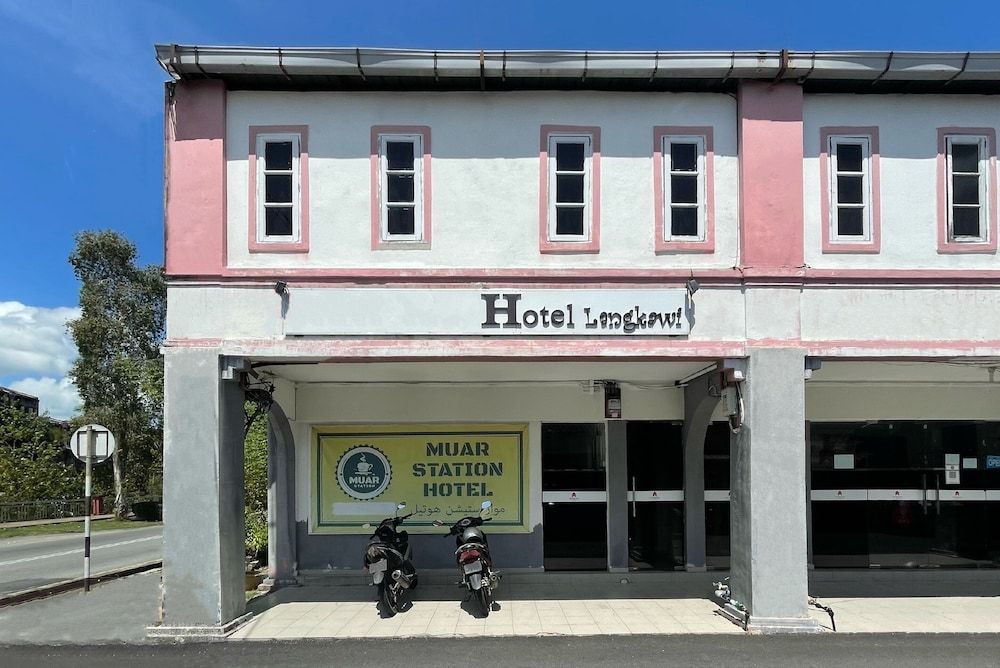 undefined OYO 90324 Muar Station Hotel 8