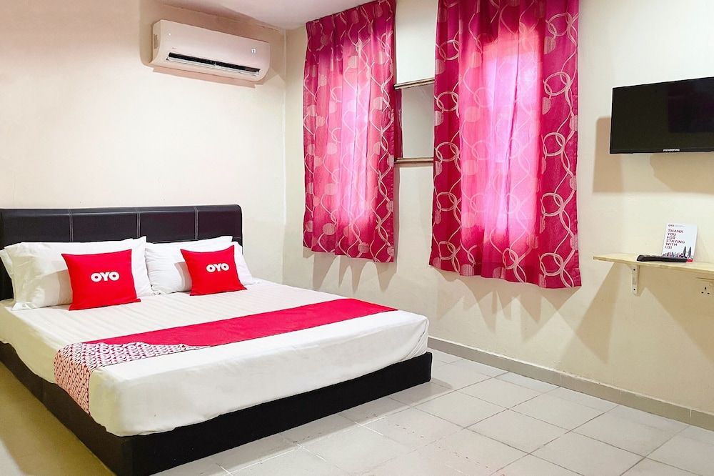 undefined OYO 90324 Muar Station Hotel 2