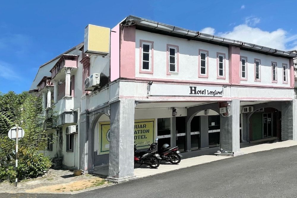 undefined OYO 90324 Muar Station Hotel 7
