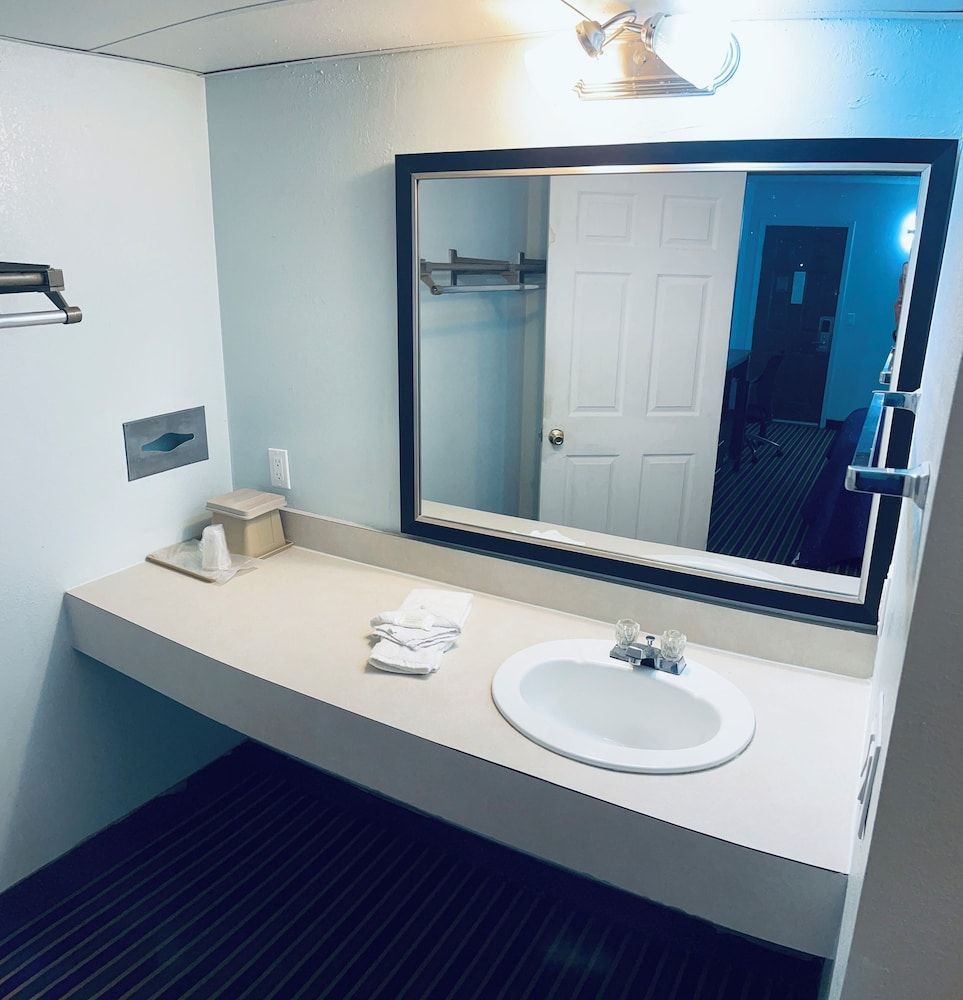 Executive Inn Basic Single Room, 1 King Bed, Smoking 4