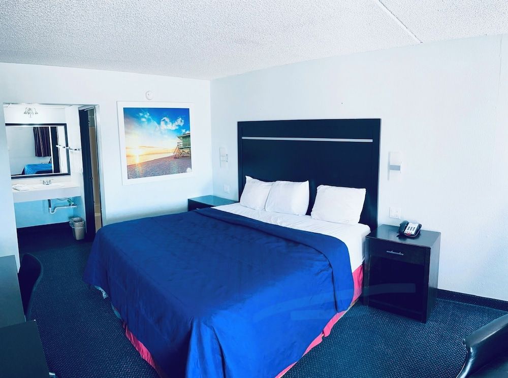 Executive Inn Basic Single Room, 1 King Bed, Smoking 2