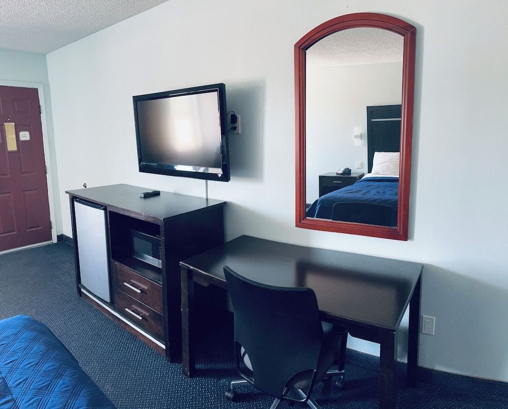 Executive Inn Basic Single Room, 1 King Bed, Smoking 7