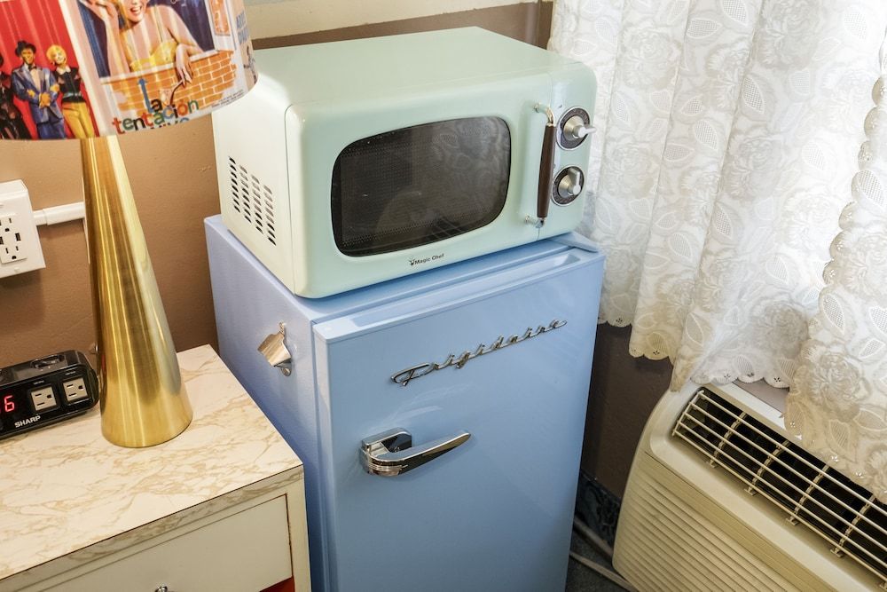 The New Star Motel with Studio-Kitchens: 1950s Extended-Stay Lodging and Retreat Center The Motorist Choice: Queen Bed and Hot Shower, Smoking & Non-smoking Room 6