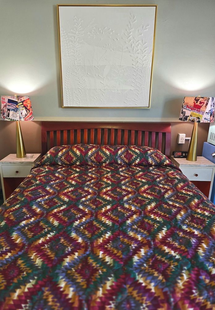 The New Star Motel with Studio-Kitchens: 1950s Extended-Stay Lodging and Retreat Center The Motorist Choice: Queen Bed and Hot Shower, Smoking & Non-smoking Room 2