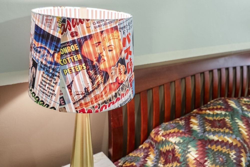 The New Star Motel with Studio-Kitchens: 1950s Extended-Stay Lodging and Retreat Center The Motorist Choice: Queen Bed and Hot Shower, Smoking & Non-smoking Room 5