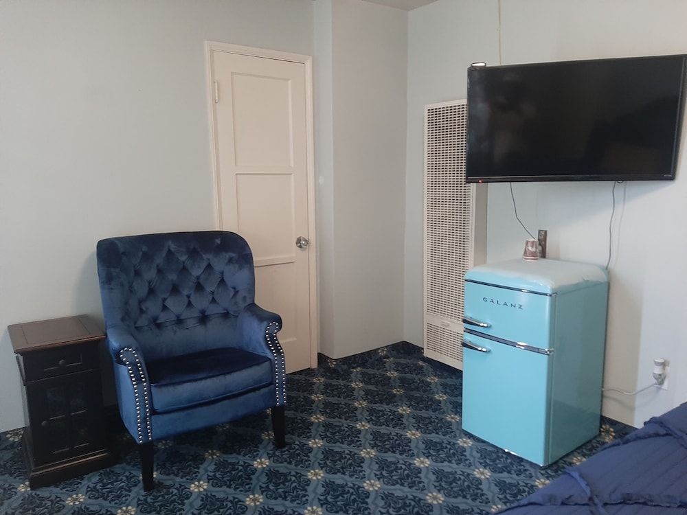 The New Star Motel with Studio-Kitchens: 1950s Extended-Stay Lodging and Retreat Center The Blue Room: 1 Queen Bed, Non-Smoking 8