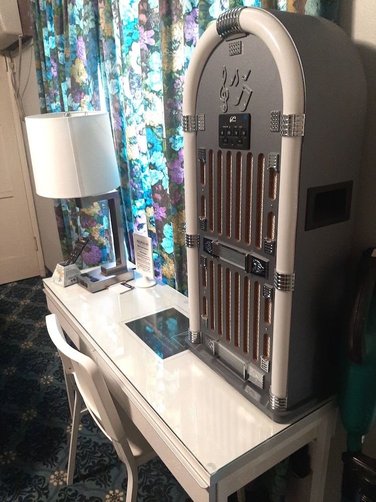 The New Star Motel with Studio-Kitchens: 1950s Extended-Stay Lodging and Retreat Center The Blue Room: 1 Queen Bed, Non-Smoking 7