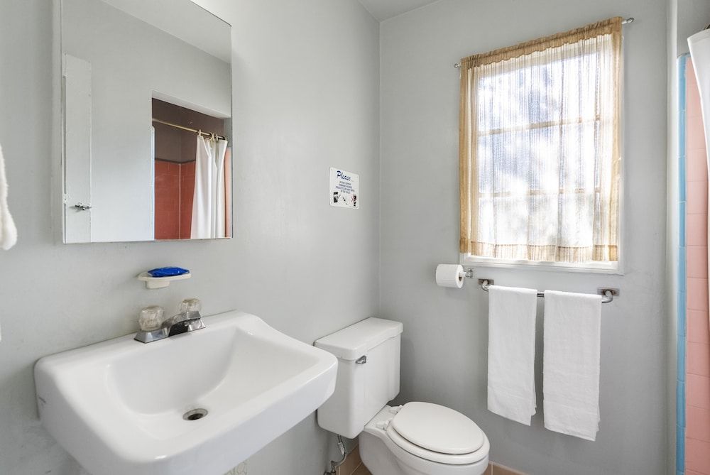 The New Star Motel with Studio-Kitchens: 1950s Extended-Stay Lodging and Retreat Center The Motorist Choice: Queen Bed and Hot Shower, Smoking & Non-smoking Room 4