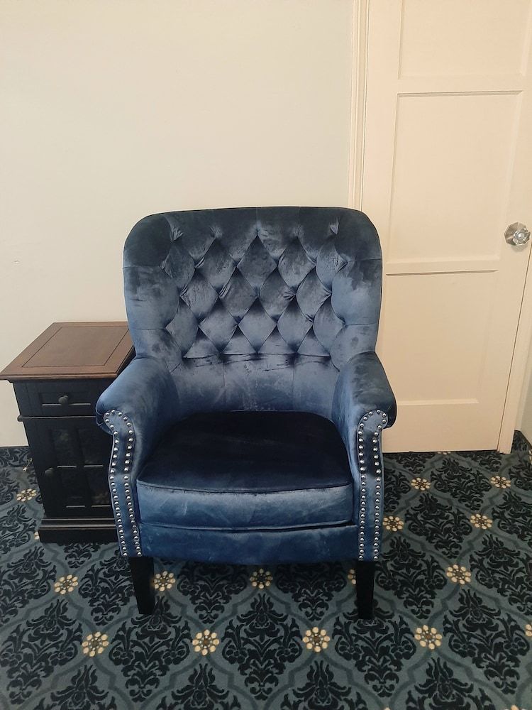 The New Star Motel with Studio-Kitchens: 1950s Extended-Stay Lodging and Retreat Center The Blue Room: 1 Queen Bed, Non-Smoking 9