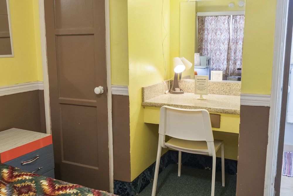 The New Star Motel with Studio-Kitchens: 1950s Extended-Stay Lodging and Retreat Center The Motorist Choice: Bed and Hot Shower, Non-Smoking 6