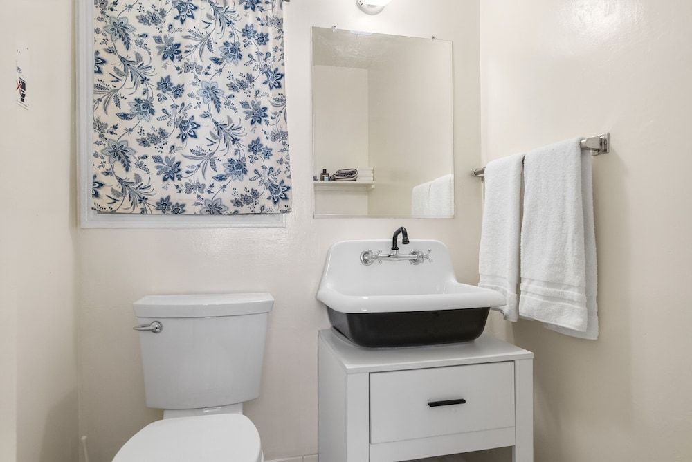 The New Star Motel with Studio-Kitchens: 1950s Extended-Stay Lodging and Retreat Center The Blue Room: 1 Queen Bed, Non-Smoking 6