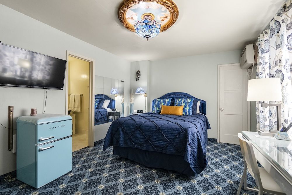 The New Star Motel with Studio-Kitchens: 1950s Extended-Stay Lodging and Retreat Center The Blue Room: 1 Queen Bed, Non-Smoking 2