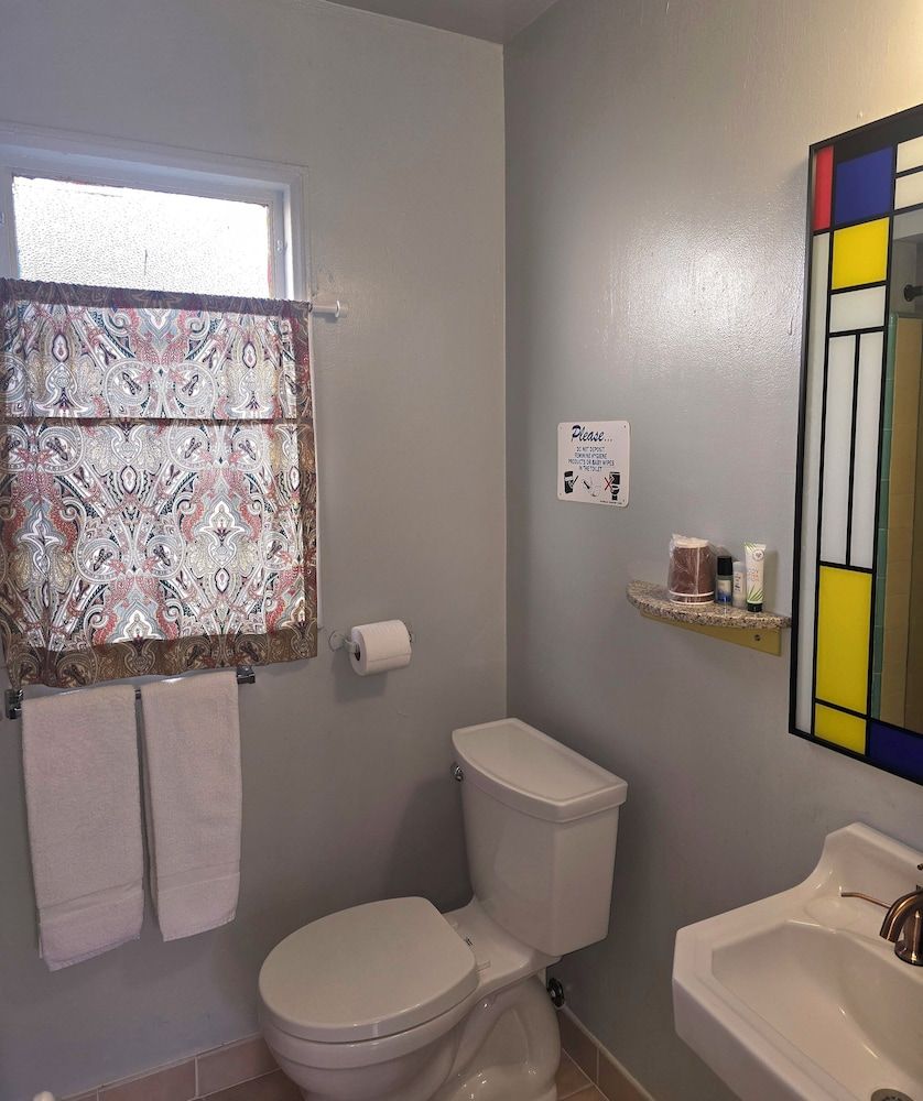 The New Star Motel with Studio-Kitchens: 1950s Extended-Stay Lodging and Retreat Center The Motorist Choice: Bed and Hot Shower, Non-Smoking 5