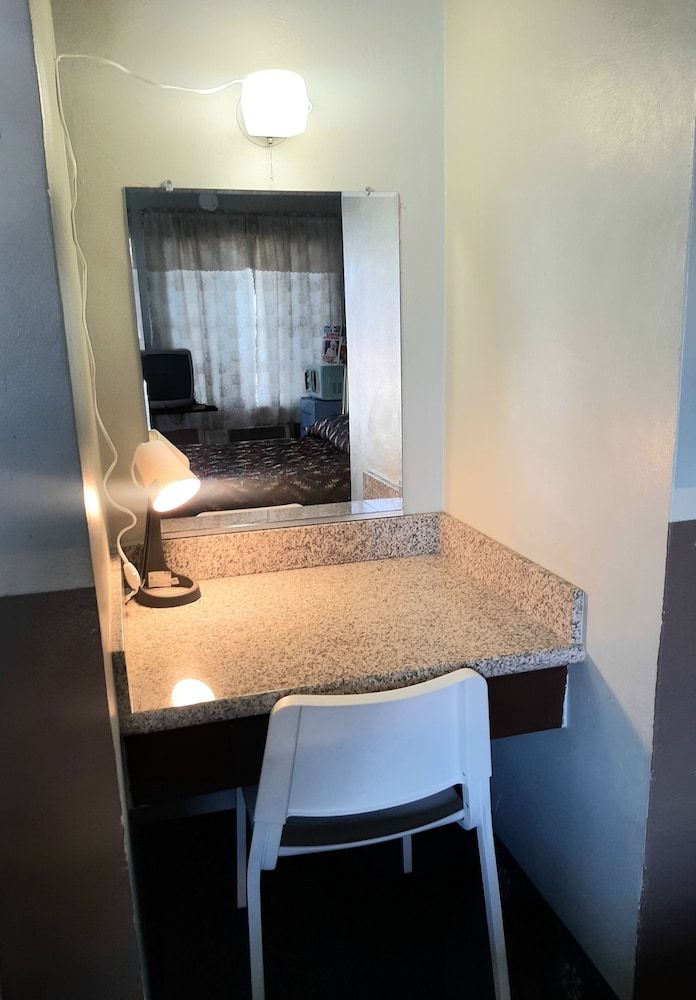 The New Star Motel with Studio-Kitchens: 1950s Extended-Stay Lodging and Retreat Center The Motorist Choice: Queen Bed and Hot Shower, Smoking & Non-smoking Room 3