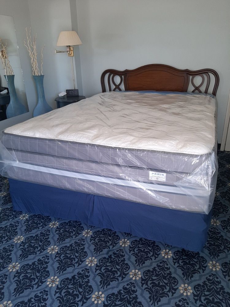 The New Star Motel with Studio-Kitchens: 1950s Extended-Stay Lodging and Retreat Center The Blue Room: 1 Queen Bed, Non-Smoking 3