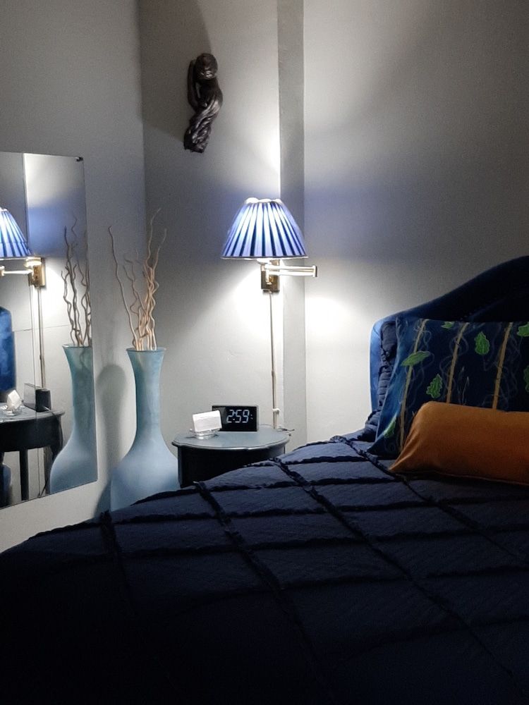 The New Star Motel with Studio-Kitchens: 1950s Extended-Stay Lodging and Retreat Center The Blue Room: 1 Queen Bed, Non-Smoking