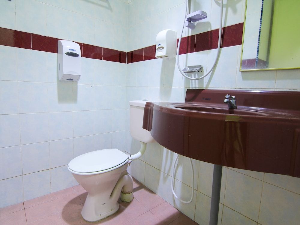 OYO 43915 T P Hotel Standard Double Room 4