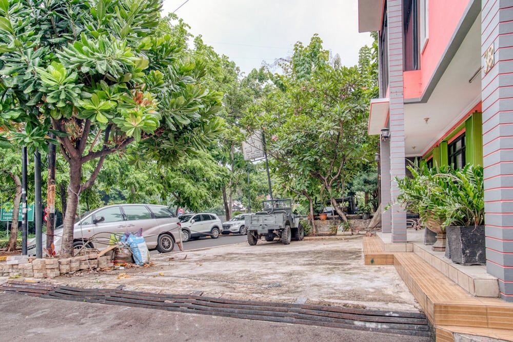 undefined RedDoorz near Taman Mini Jakarta 6